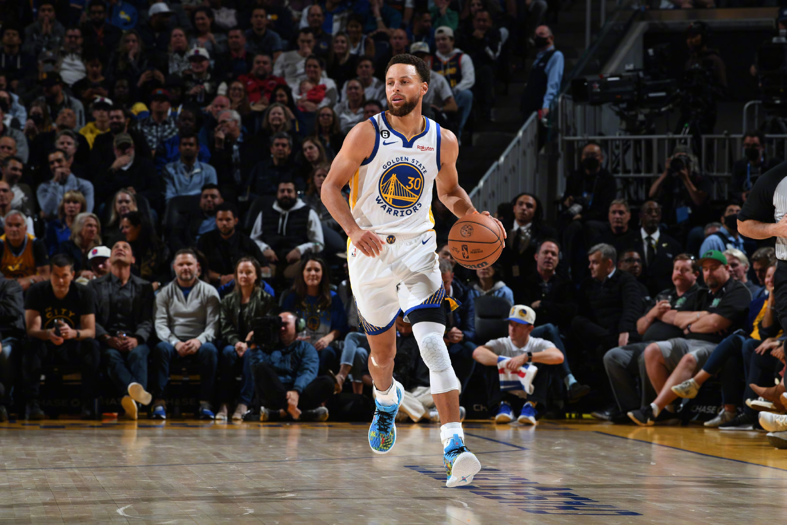 库里这个赛季三分总数(巅峰不在,开始疯癫!