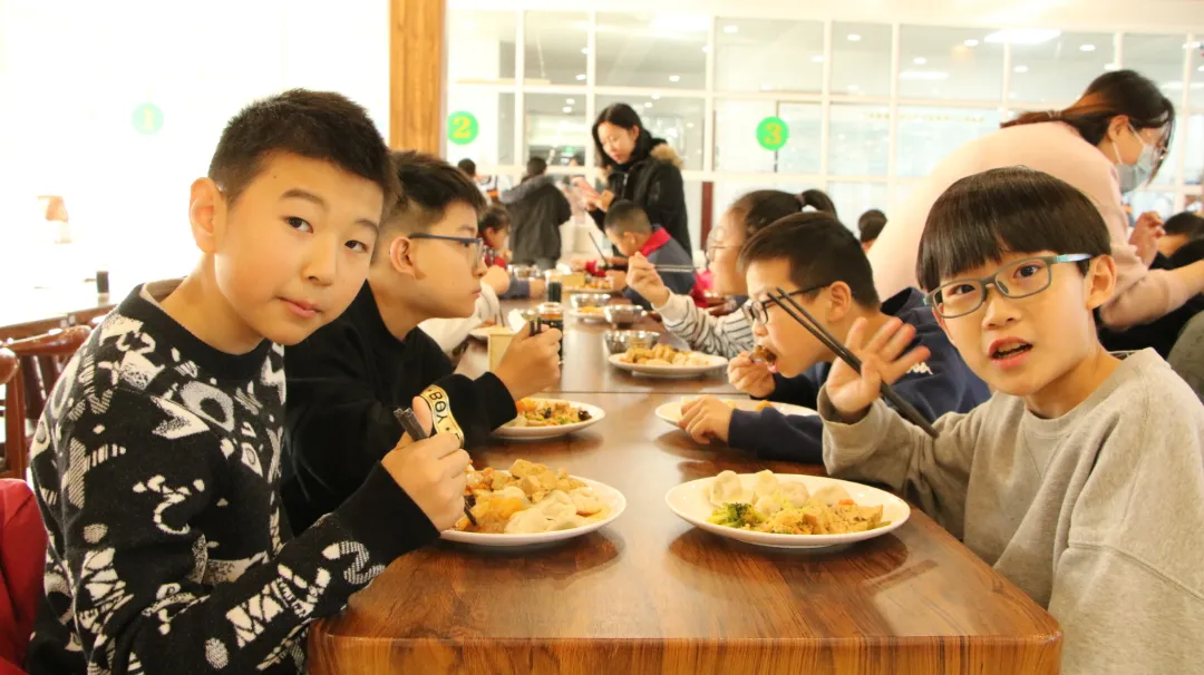 10000+饺子滚滚而来——闻励师生包饺子，话饺子，团团围坐吃饺子