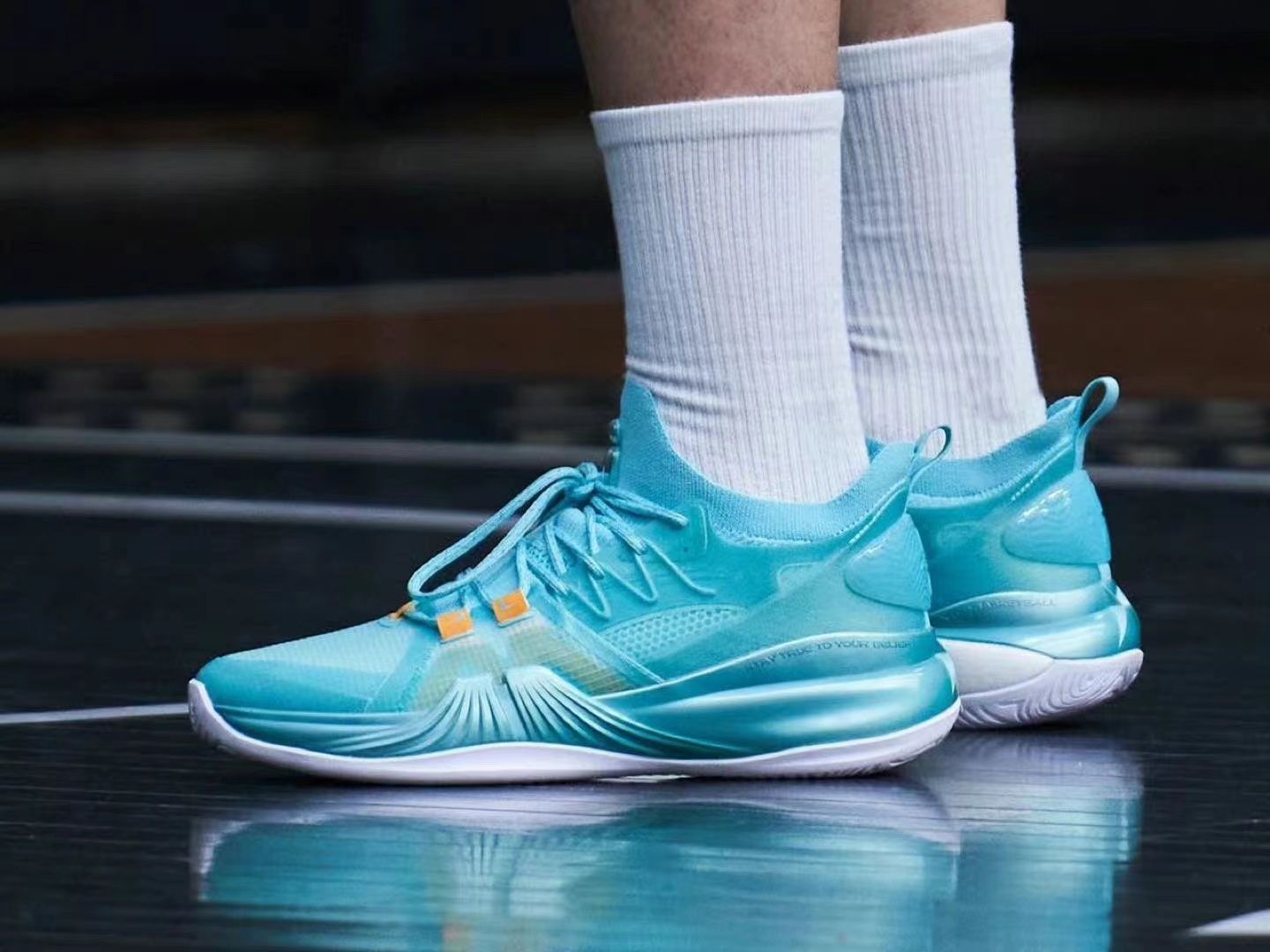 还做了一个林书豪的手写签名设计,以此来表面这双球鞋作为林书豪正代