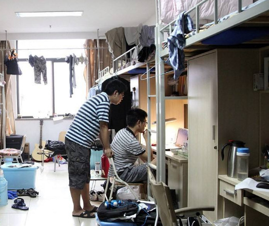 要不是亲眼所见，实在不敢相信大学里还有这样的宿舍？真有人住吗