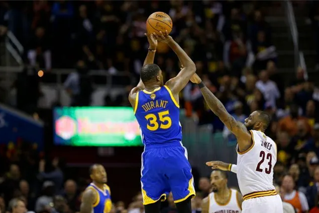 18年nba骑士对勇士得分数据（杜兰特在勇士17、18两年总决赛数据逆天，堪比鲨鱼，其中有何奥妙）