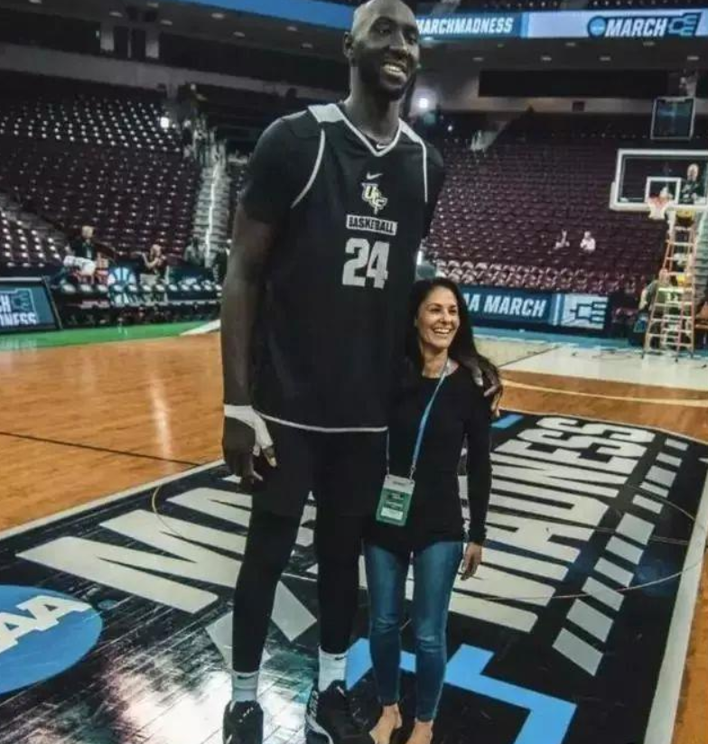 c罗和哪些nba合影(别和NBA球星合照！在亚当斯面前C罗像是小弟，库里到野球场成中锋)