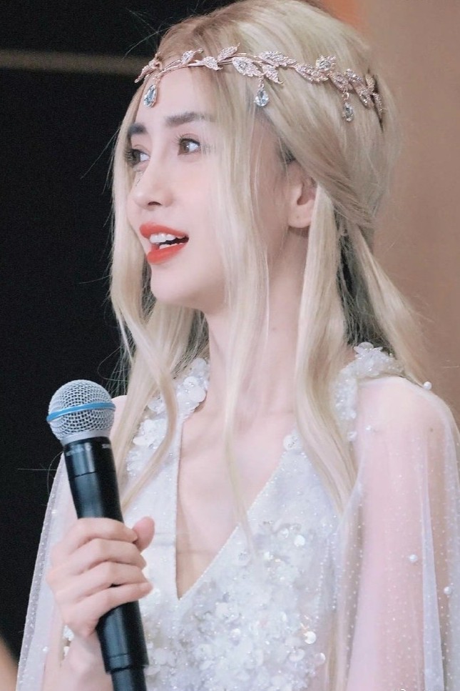 33岁Angelababy太美了!金发白裙像个精灵,网友:美到我失语了