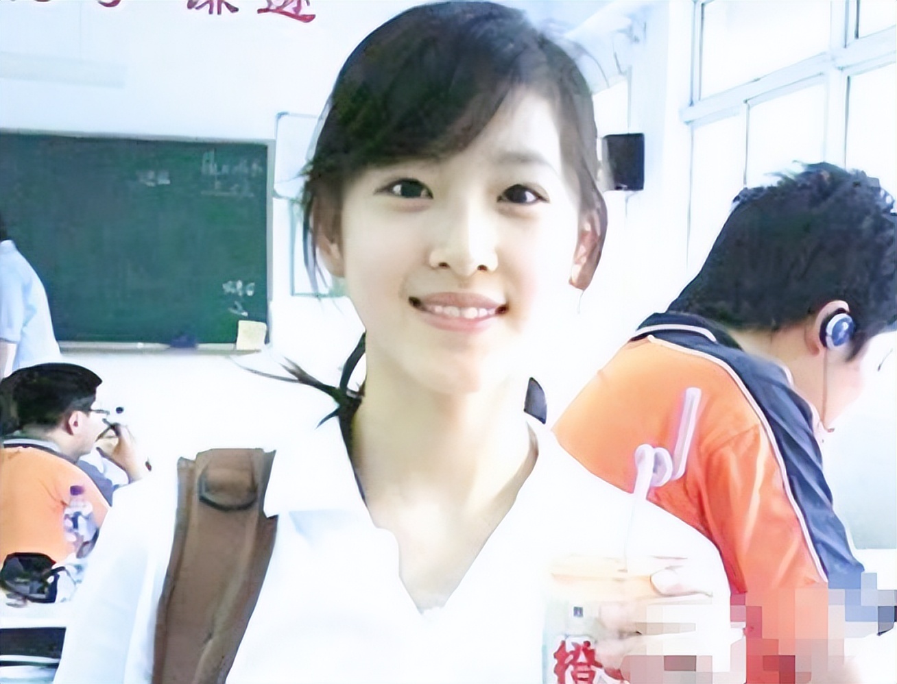 清华大学新晋校花火了，高考“双料第一”，跟“奶茶妹妹”有一拼