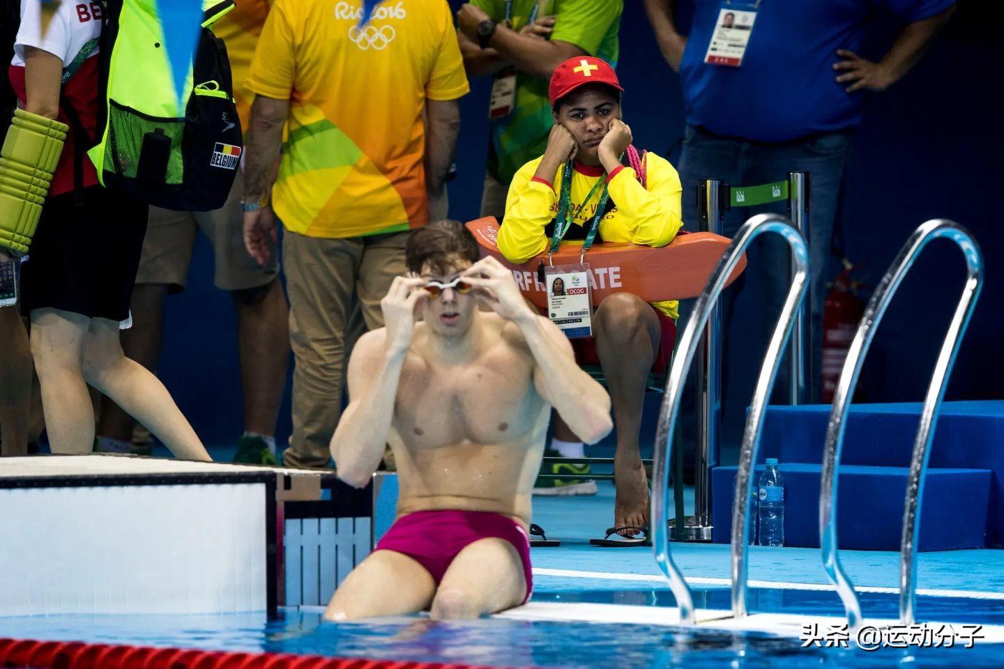 奥运会游泳比赛救生员（为什么奥运会这种级别的游泳比赛，场边依然会设置救生员？）