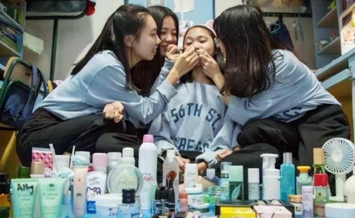 大学生的“攀比心理”有多重？男生晒寝室现状，网友不禁感叹