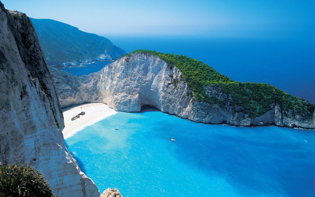 9. 希腊扎金索斯岛 navagio 海滩