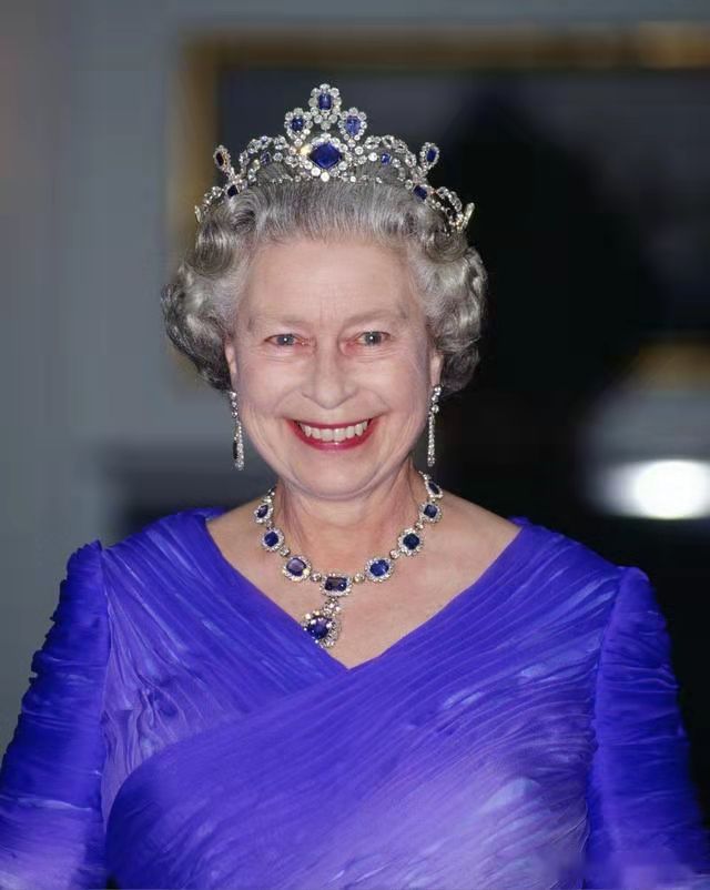 英女王炫丽珠宝库，这才是赤裸裸地炫富，一起鉴赏皇家版珍藏首饰