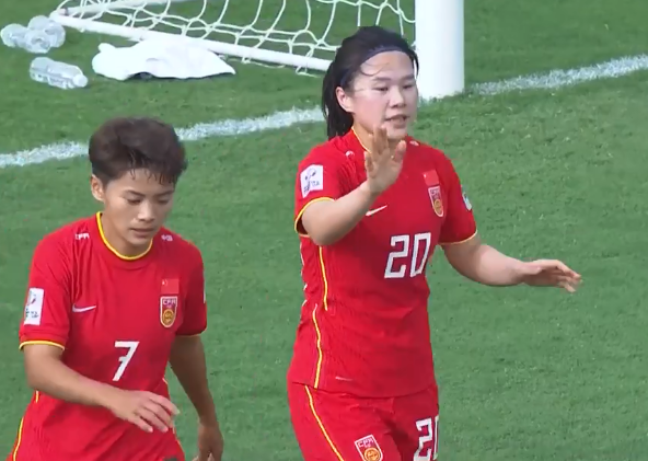 中国女足2-0领先伊朗女足(2-0，世界波 单刀！中国女足踢疯了，16分钟打懵伊朗，男足做不到)