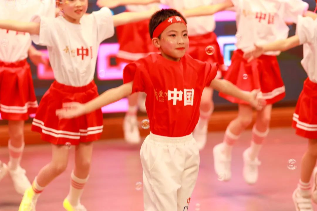 华阳实小举行“童星耀五月·艺术绽花开”群舞比赛（三四年级）