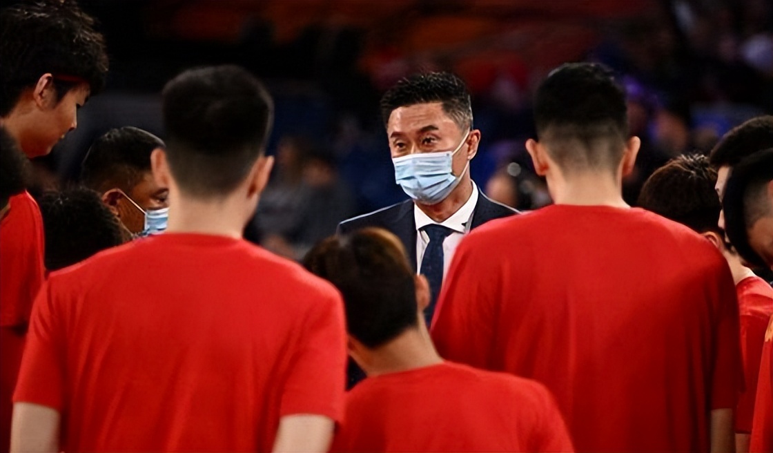 nba周琦今天为什么上场(杜锋场边咳嗽！周琦首秀降维打击，碾压归化中锋，1V3轻松补篮)