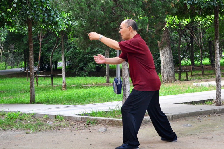 成都63岁老人新观念，朋友圈养老，8万元买二手车全国自驾游