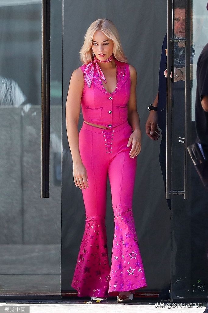 《芭比》真人电影最新路透 玛格特金发配芭比粉套装惹眼