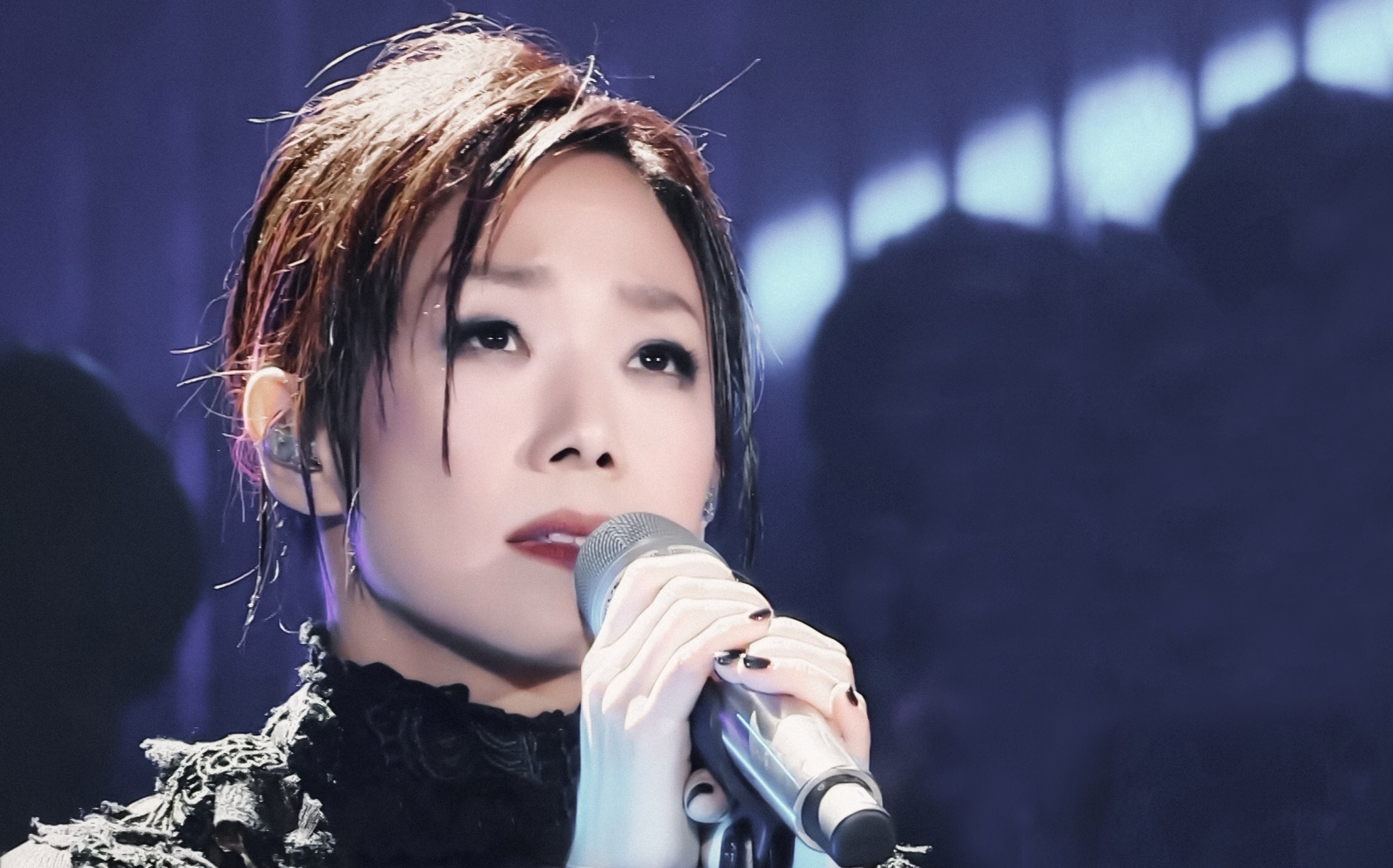 林忆莲上一次出现还是在2017年,距现在已经阔别音综舞台6年时间,不