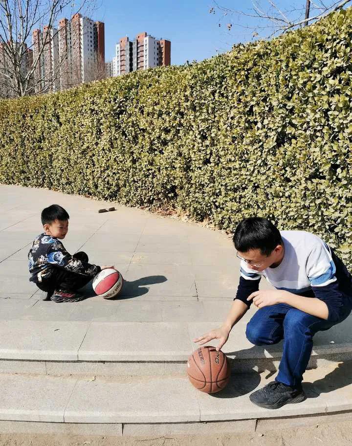 二年级孩子个子小适合学习篮球吗（儿童适合什么锻炼？有哪些好的运动帮助孩子增强体质）