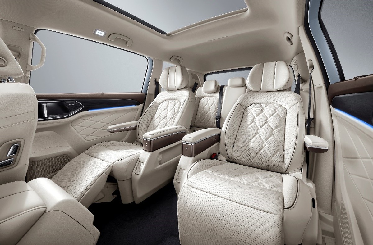 更好看，更好坐，也更好开 试驾豪华大7座MPV新威然