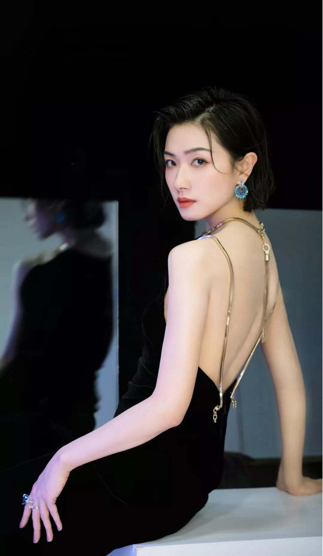 明星俏佳人：万茜最新各种穿搭，漂亮时尚，魅力无限