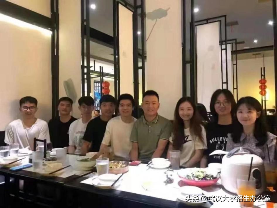 膜拜！91年出生，29岁出任985正教授、博导，他直言要培养出更多“雷军”！