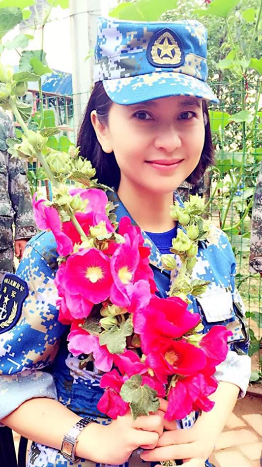 军旅歌手甘萍:凭《大哥你好吗》火遍全国,嫁足球运动员幸福美满