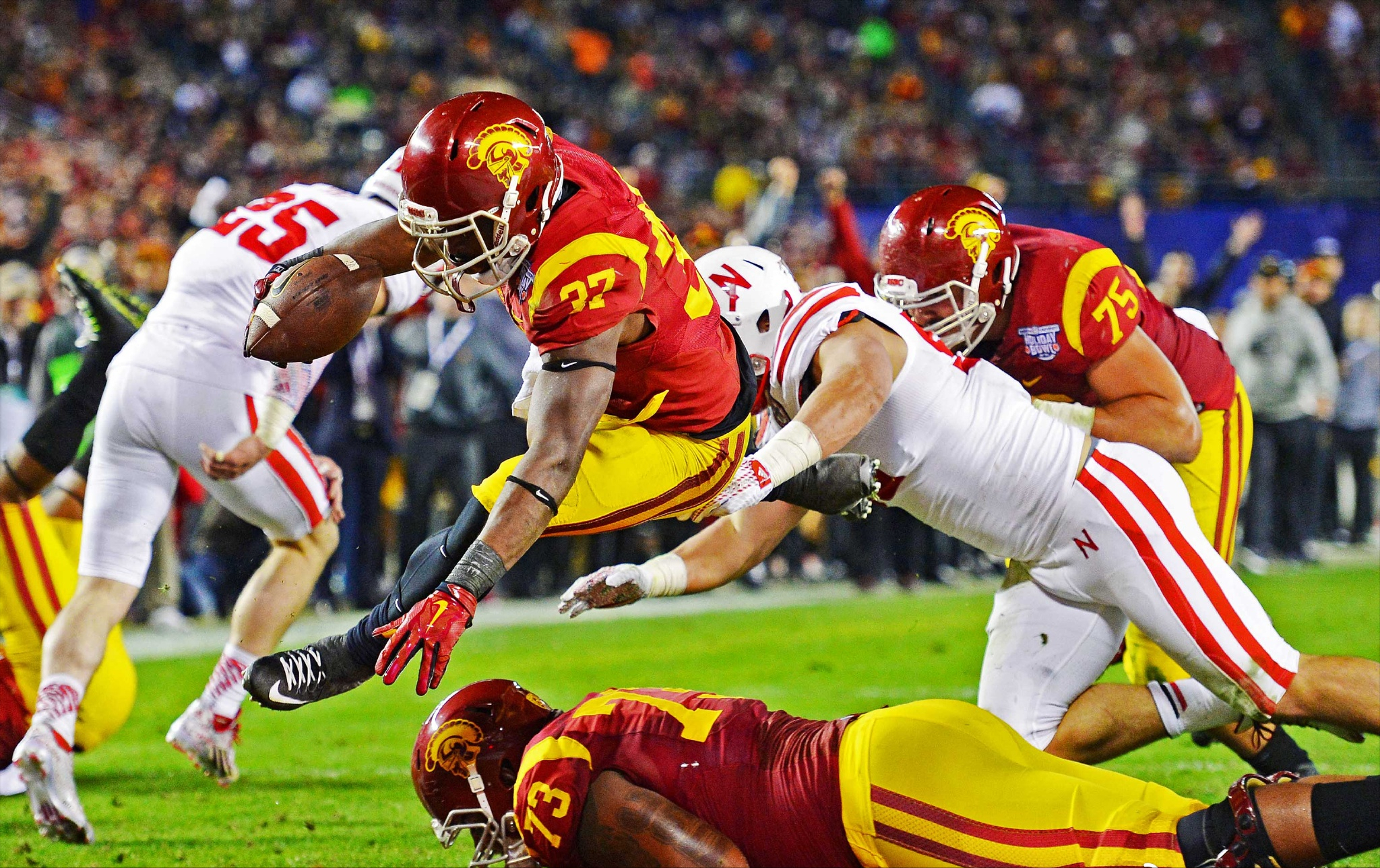 美国橄榄球赛(一场比赛造成18人死亡,美国橄榄球赛有多暴力?