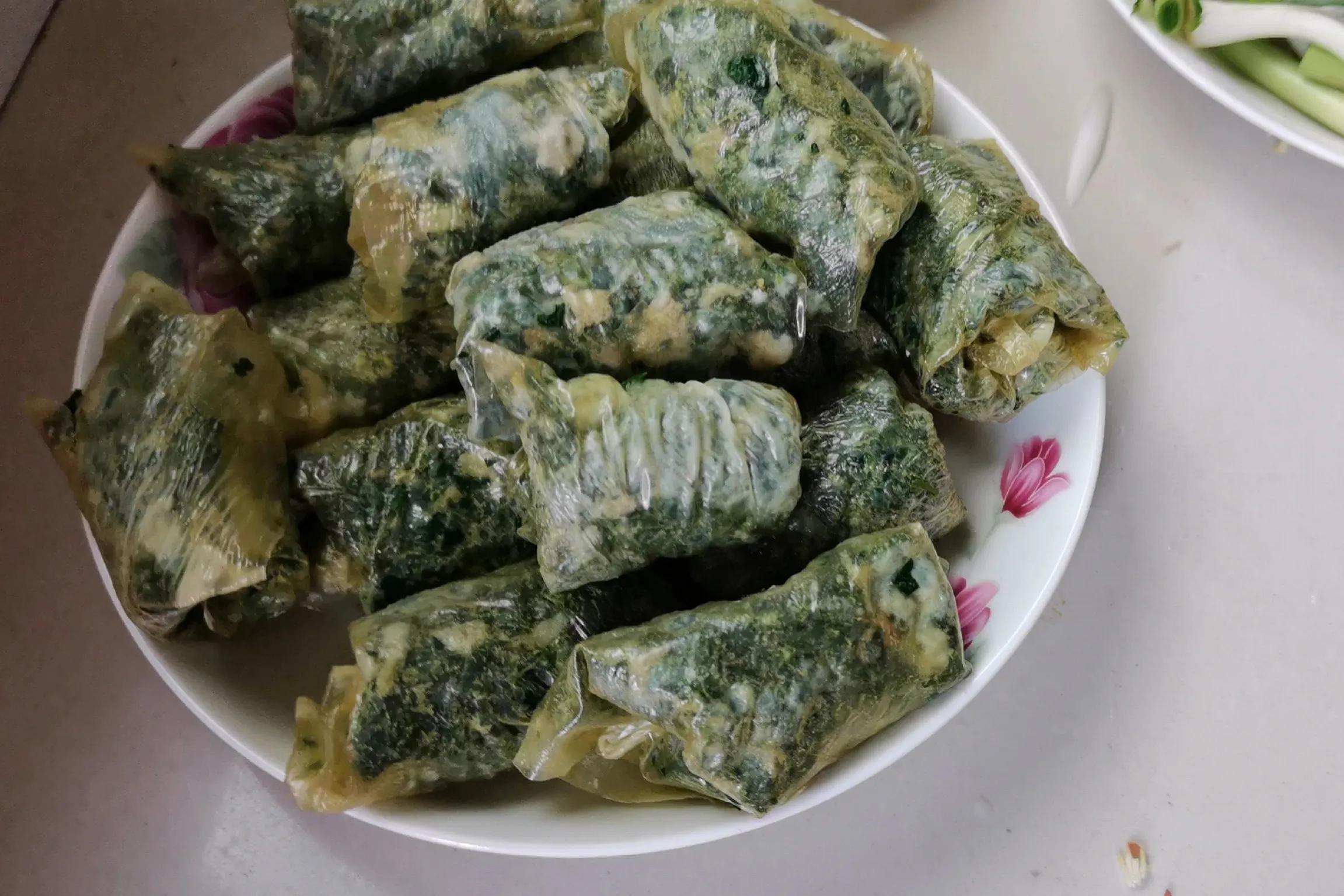 四,泡泡青豆腐煲将刚买的豆腐改成小块用油煎至两