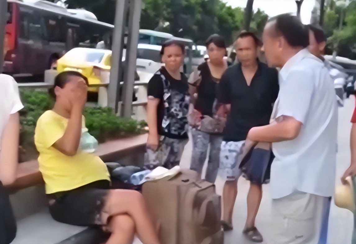 街上拖旅行箱的女人(2013年重庆女博士流落街头，身怀六甲且精神失常，她经历了什么？)
