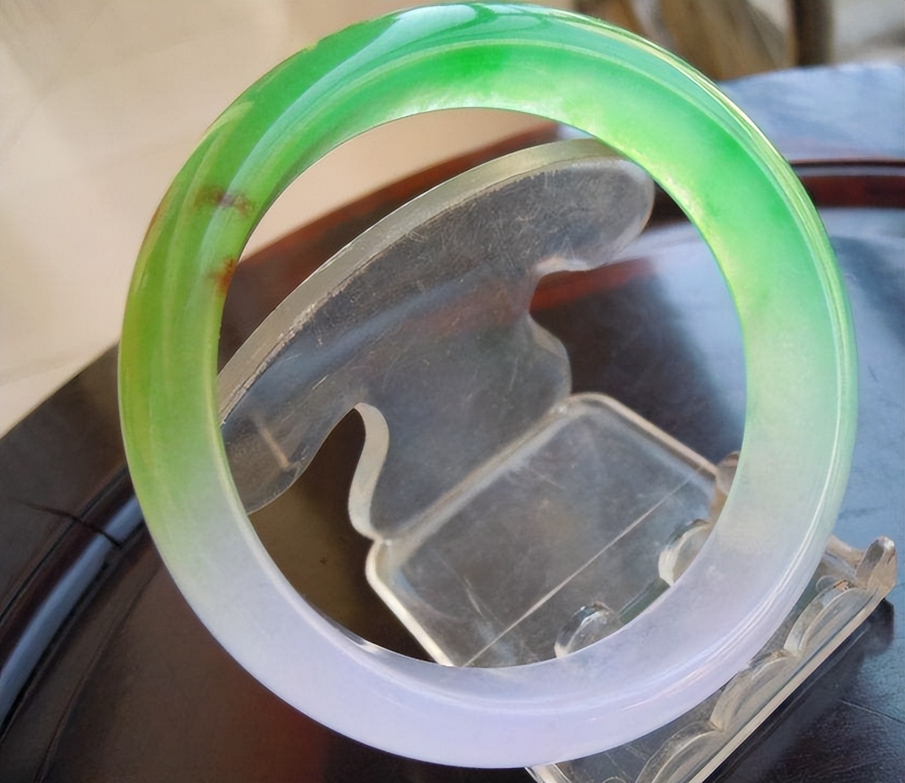 怎么判断翡翠是不是强酸泡过的(酸洗的翡翠镯子对身体一定有害吗?