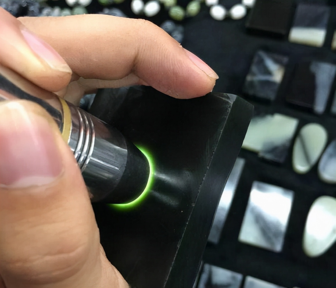 三分钟，教会你鉴别和田墨玉的三大分身