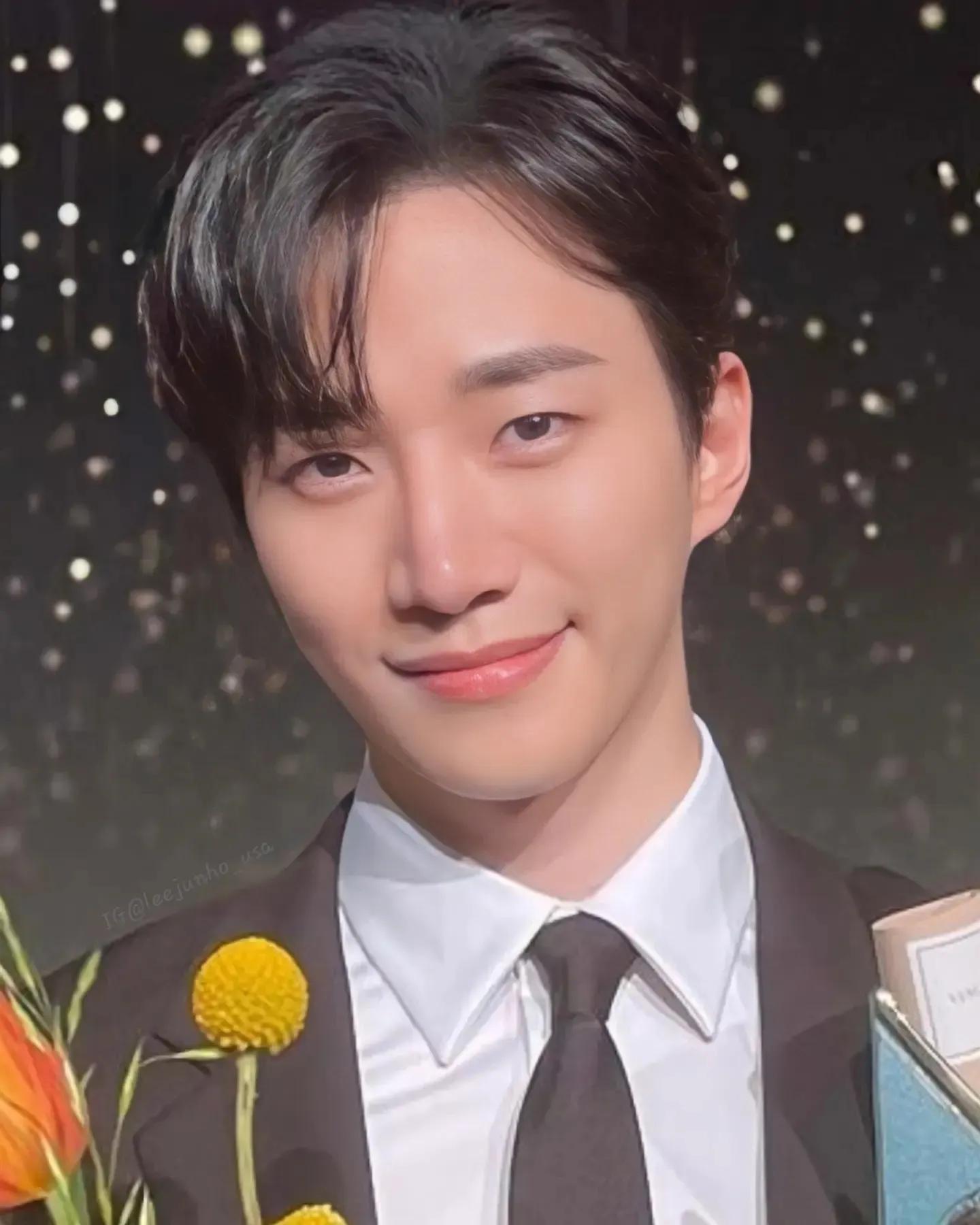 衣袖红镶边 一年包揽所有大奖 2022最大赢家