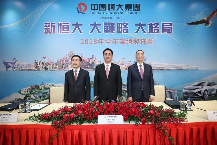 恒大欠了多少债（恒大暴雷欠下2万亿，被传跳楼自杀躲债，许家印：2023年全部还清）