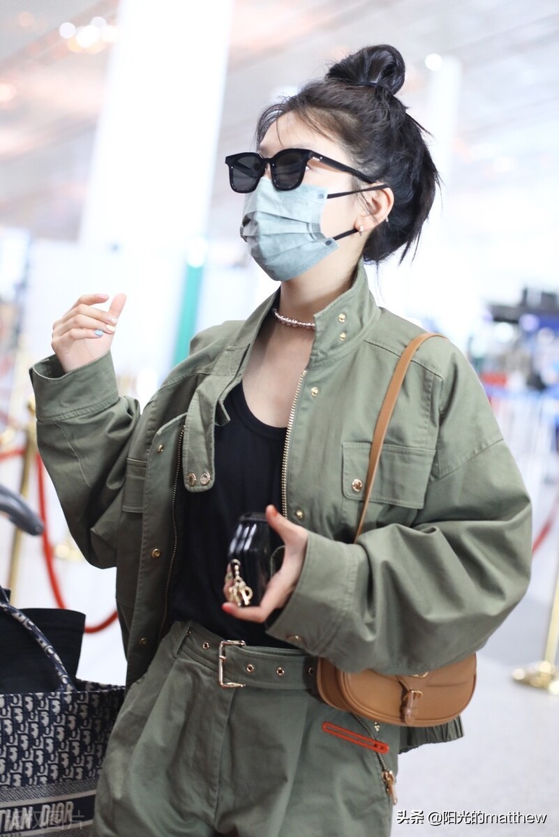 章若楠工装外套搭短裤现身机场，头发高扎超酷绝伦