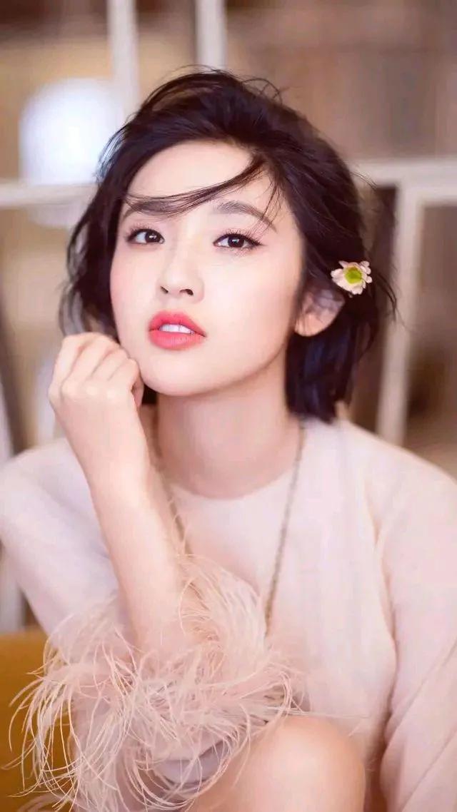 梨涡女孩唐艺昕，笑容甜美人见人爱