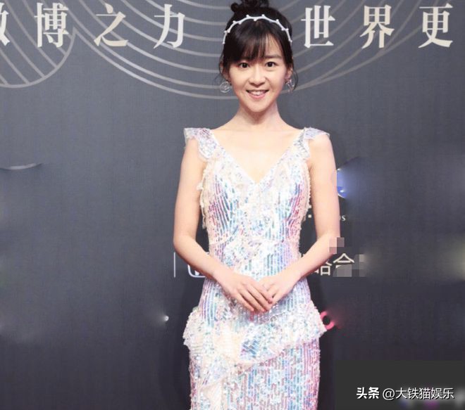 当“小个子女星”与高挑女星红毯撞衫，单看挺美，一对比高下立见
