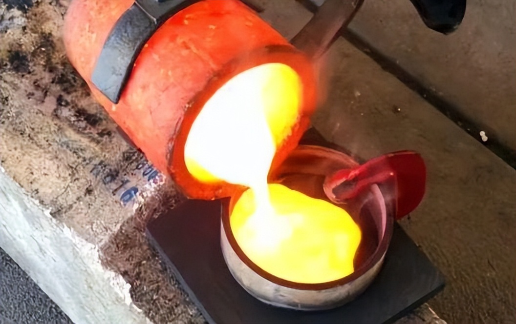 菱镁矿等)和燃料(焦炭粉)点火烧结成块,然后将凝结成块的铁料放进炼铁