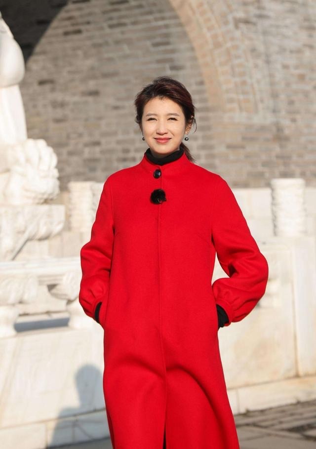 央视主持人刚强:娶二婚春妮为妻,43岁当了爸爸,今一家3口幸福美满