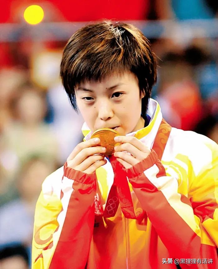 张怡宁拿过银牌吗</h2>

<p>　　第一：奥运会</p>

<p>　　2004年雅典奥运会，王楠一轮游，牛剑锋惨遭淘汰，国乒女队就剩下张怡宁这个独苗苗。她顶住了压力，一举夺得女单冠军。</p>

<p>　　2008年北京奥运会，张怡宁在总决赛中击败王楠，成功卫冕奥运会女单冠军。</p>

<p>　　<img alt=