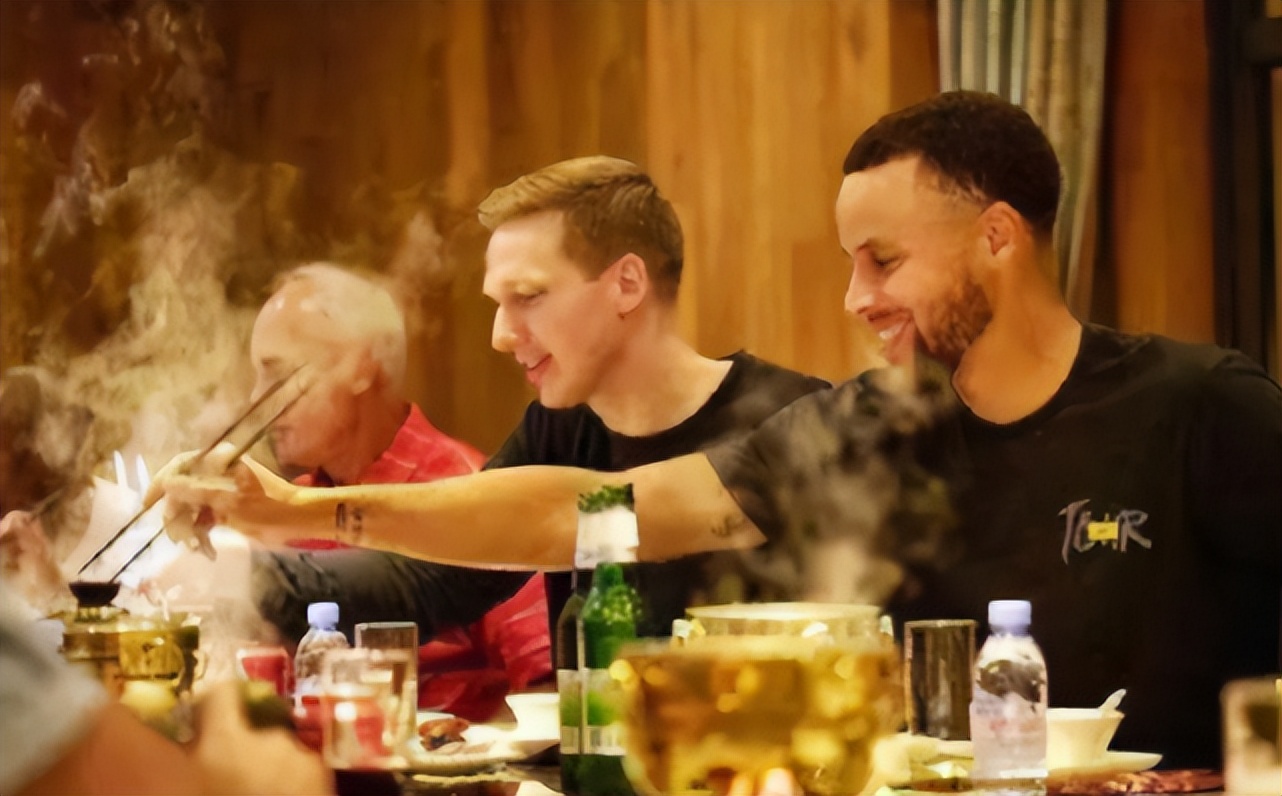 nba球星来过中国哪些城市（来到中国就要入乡随俗，库里吃火锅 奥尼尔打麻将 韦德蹬三轮）-华海博客