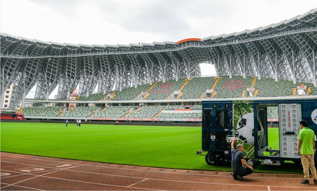 中超场地为什么那么小(中超换赛区？场地排水差、伙食遭抱怨？揭秘梅州赛区真实情况)