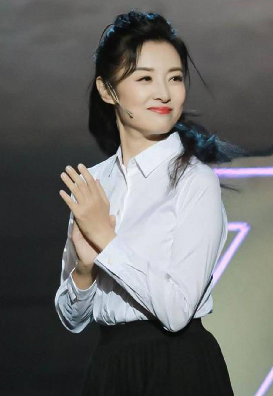 而周涛个人就给人一种非常有亲和力的感觉,对于她的评价是长了一张