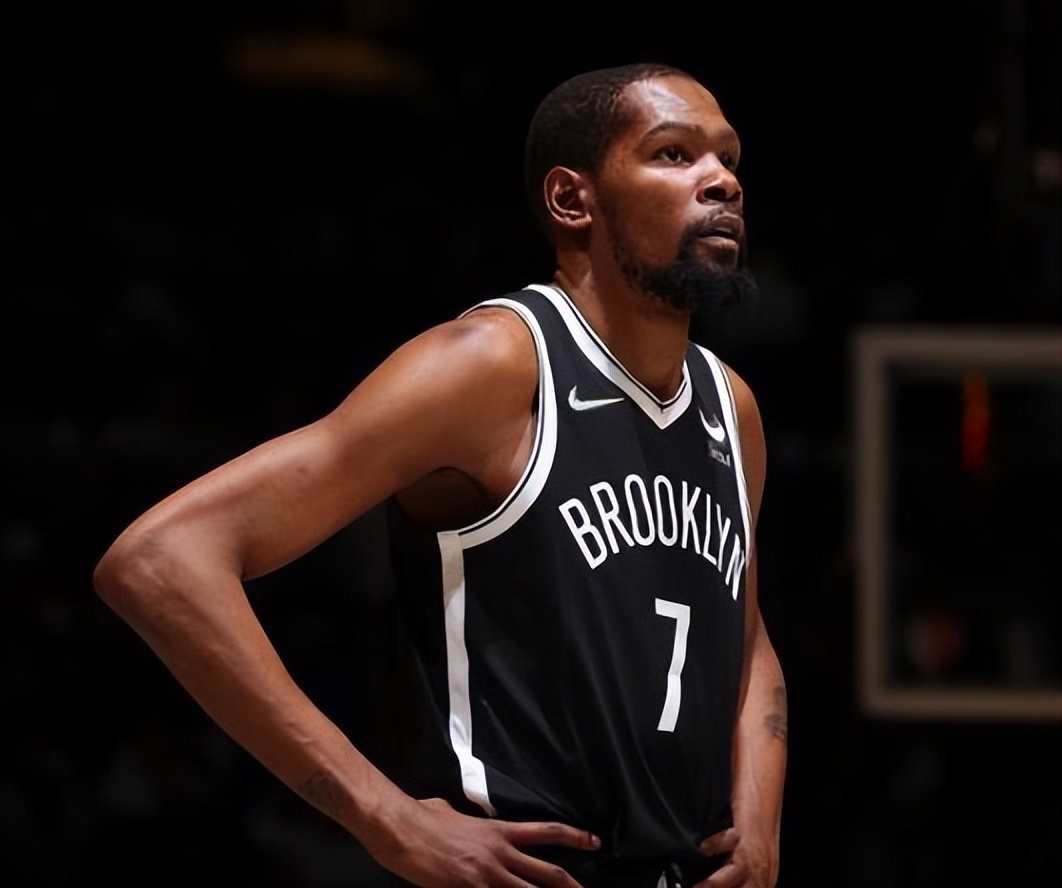 杜兰特怒砸篮筐发泄,苏群王猛又被打脸)