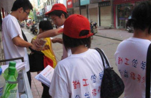 大学生重拾“现金支付”，是流行新趋势吗？被00后心酸回答破防了