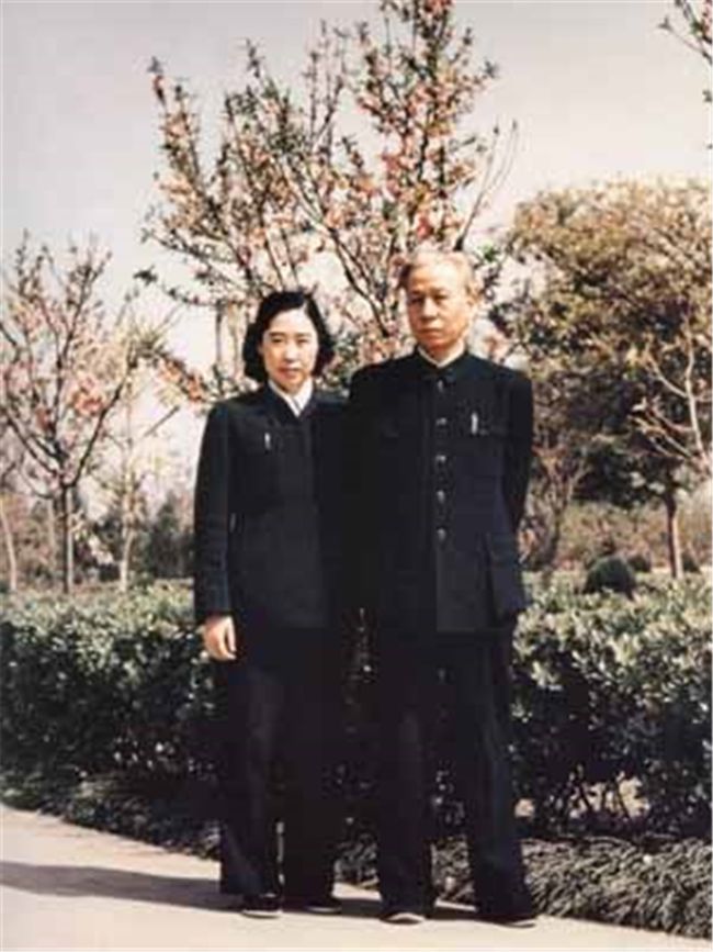 2004年，83岁的王光美突然对儿子刘源说：我要宴请毛主席的后人
