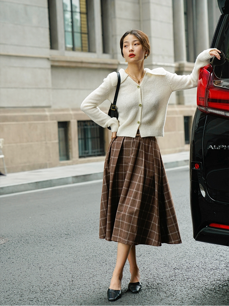 这才是普通女孩最常见的穿搭:衣不露膀,裙不上膝,大方又得体