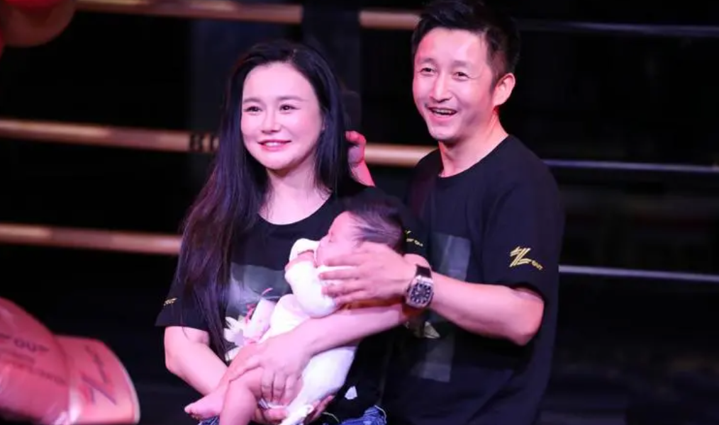 冉莹颖：为爱从央视辞职，一年被甩23次，为救邹市明生三胎存血？