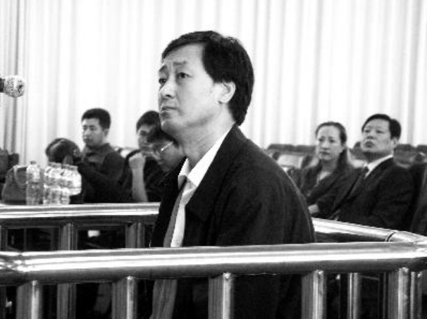 05年东北高速董事长养4情人贪数千万，妻子绝望跳楼：想清白做人