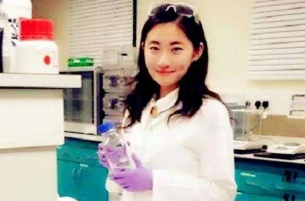 中国2位顶级高考状元，一个远赴美国一个留在国内，生活截然不同