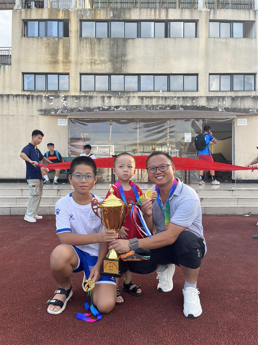 貴州丹寨世界杯現場（貴州12歲少年成世界杯決賽護旗手：將帶上家鄉蠟染，盼決賽見到C羅）