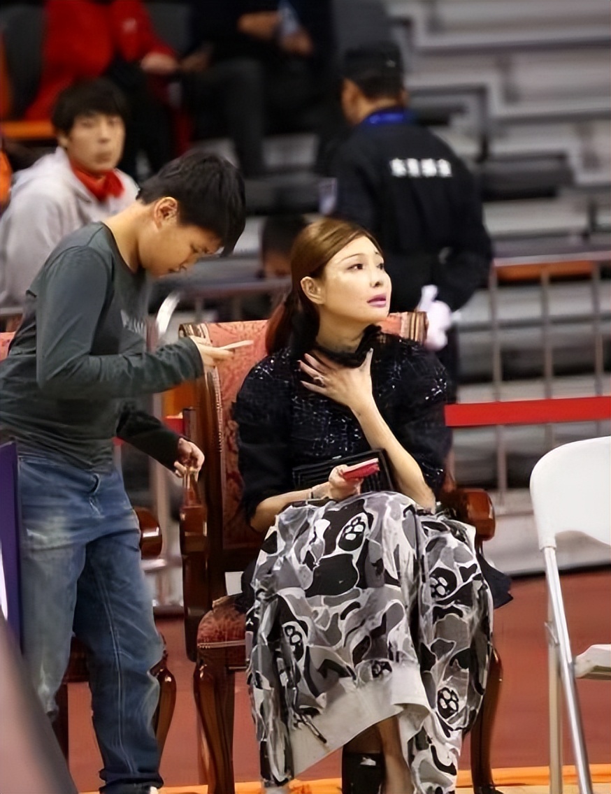 广东宏远老板(广东队老板娘吴迪身家40亿,现身王薪凯婚礼,40岁肤白貌