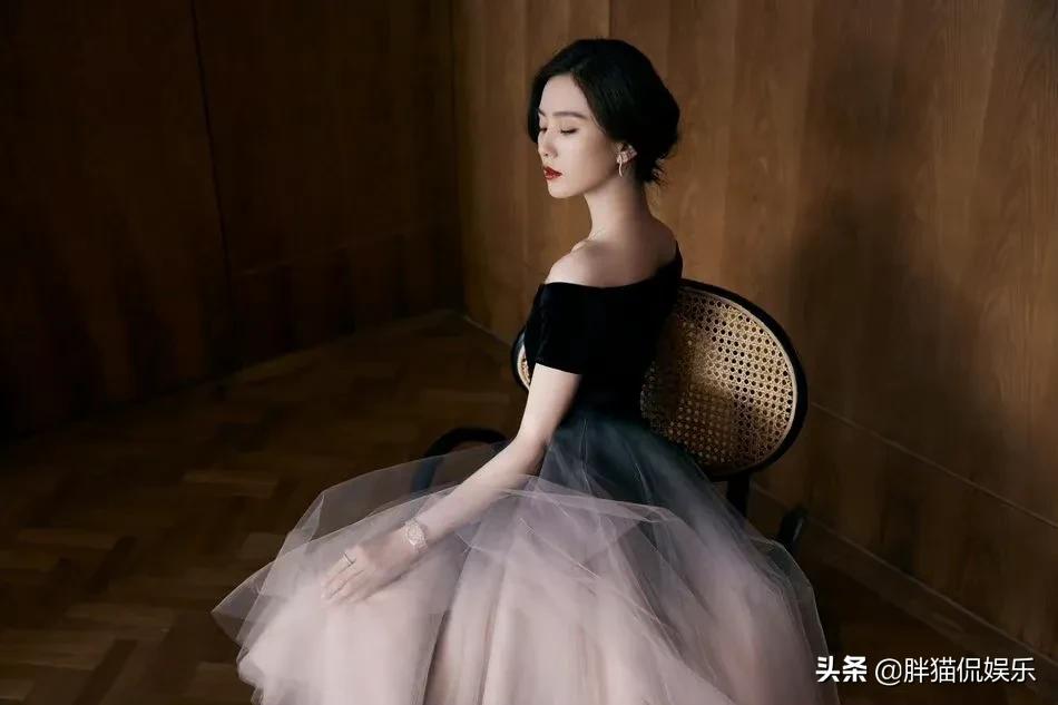 刘诗诗一身黑色上衣配上粉色长裙化身专业舞蹈演员，天鹅颈亮眼