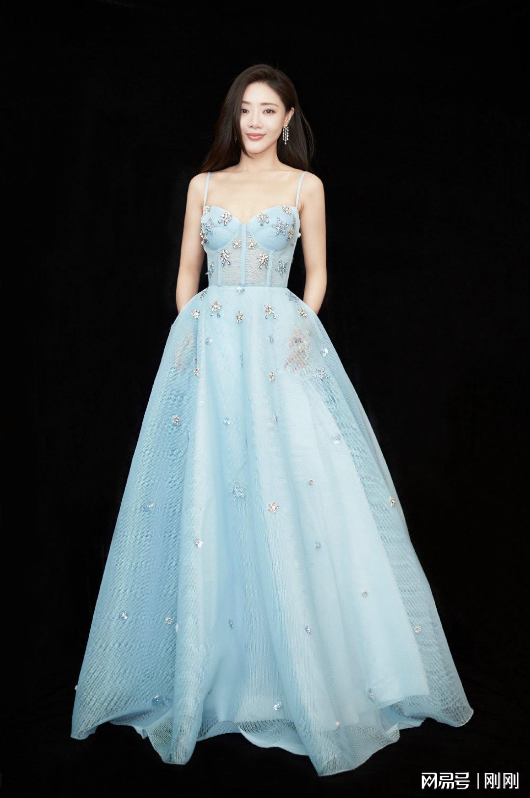 “小姨妈”邓家佳